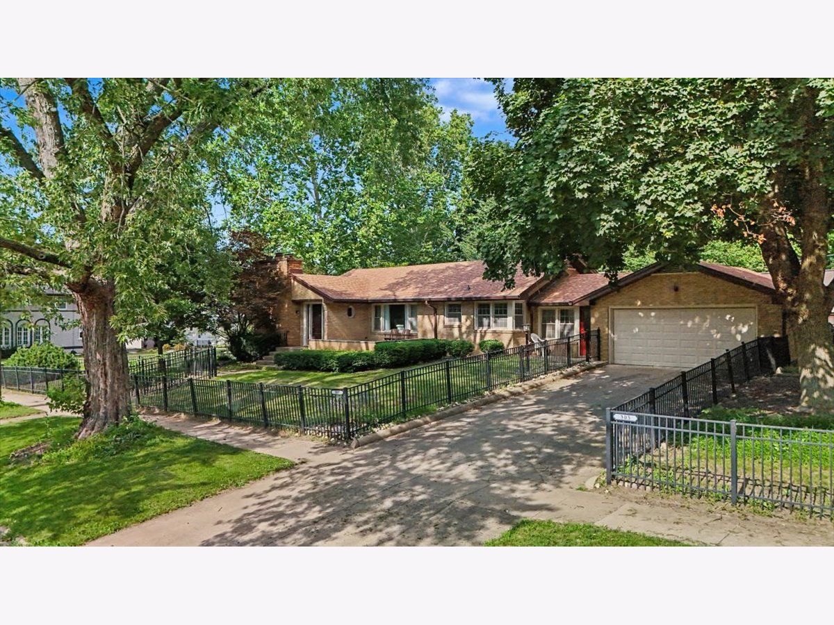 Homes & Condos & Townhomes For Sale Davis Addition Bloomington Illinois, 305 Colton Avenue