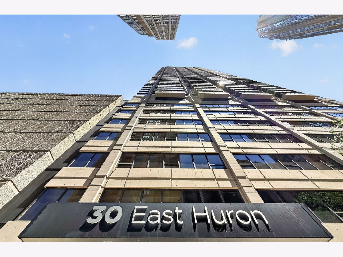 Condos & Townhomes For Rent Streeterville Chicago Illinois, 30 Huron