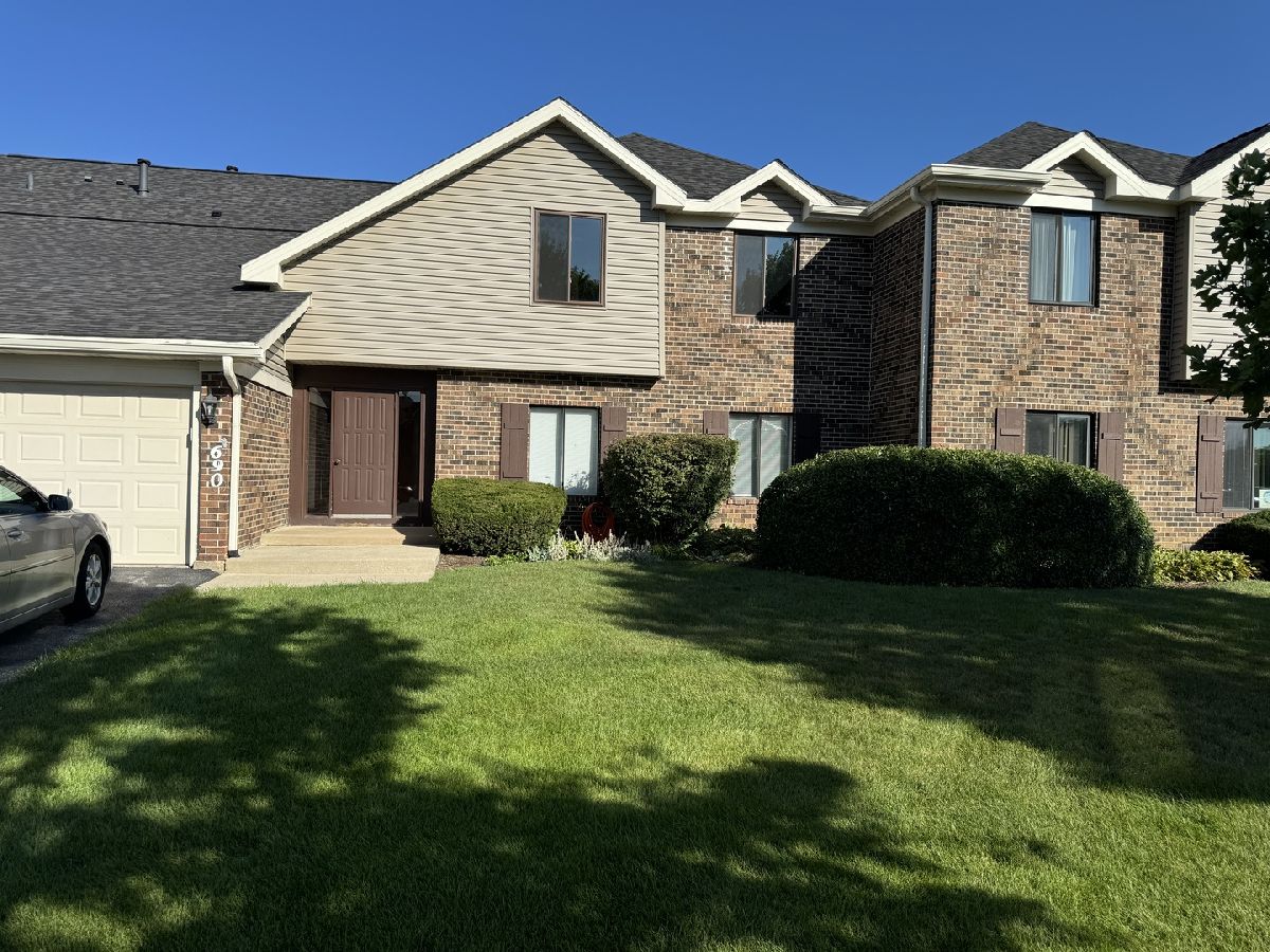 For Rent Roselle Illinois, 690 Cross Creek Dr