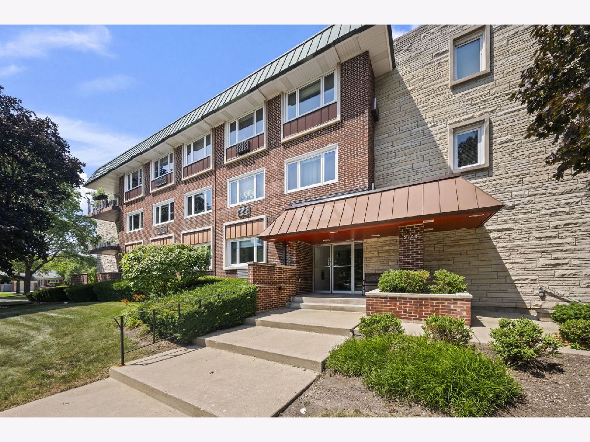 Townhomes & Condos & Homes For Sale Regent Park Arlington Heights Illinois, 2700 Bel Aire Drive