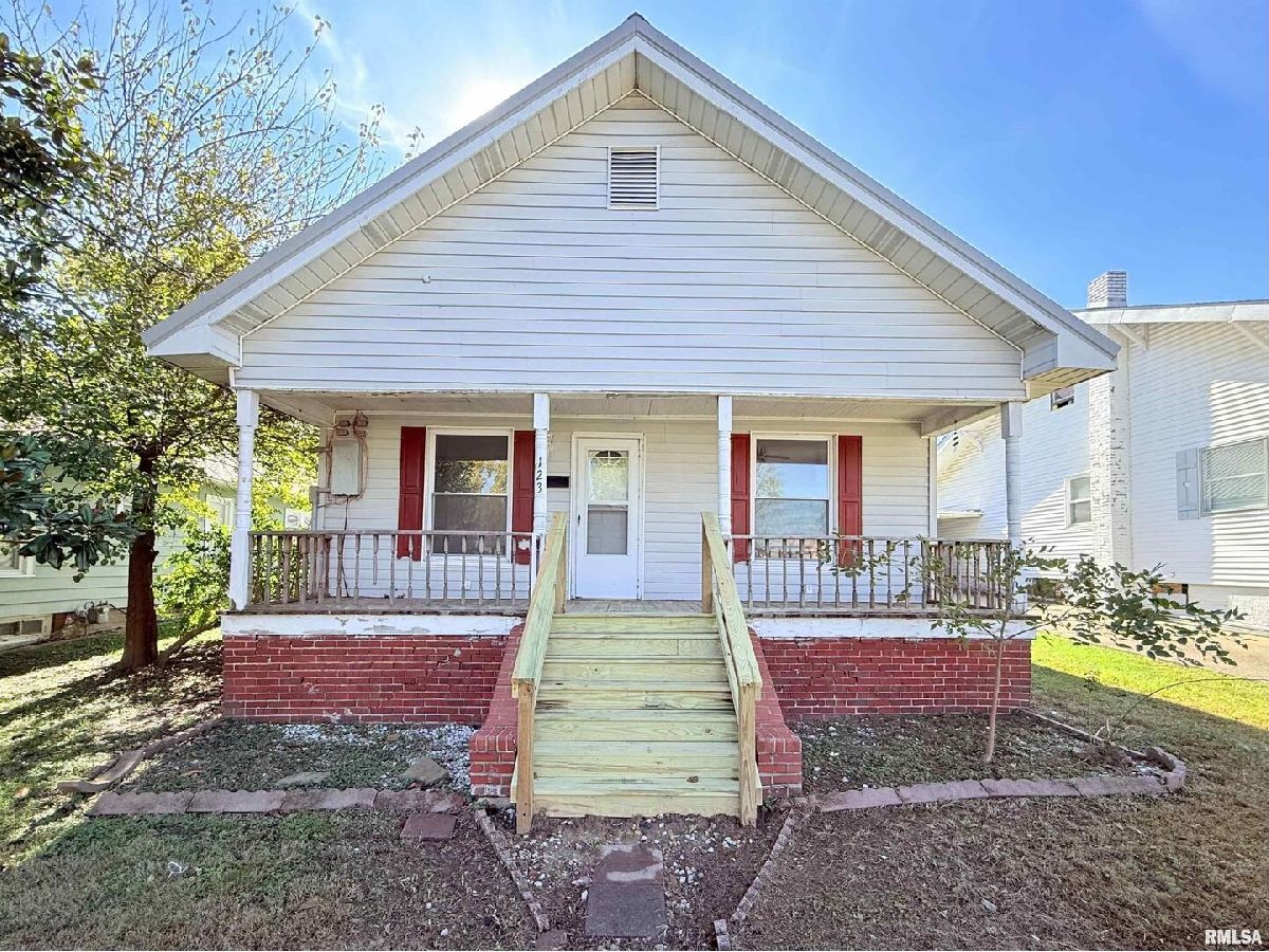  For Sale Harrisburg Illinois, 123 College Street