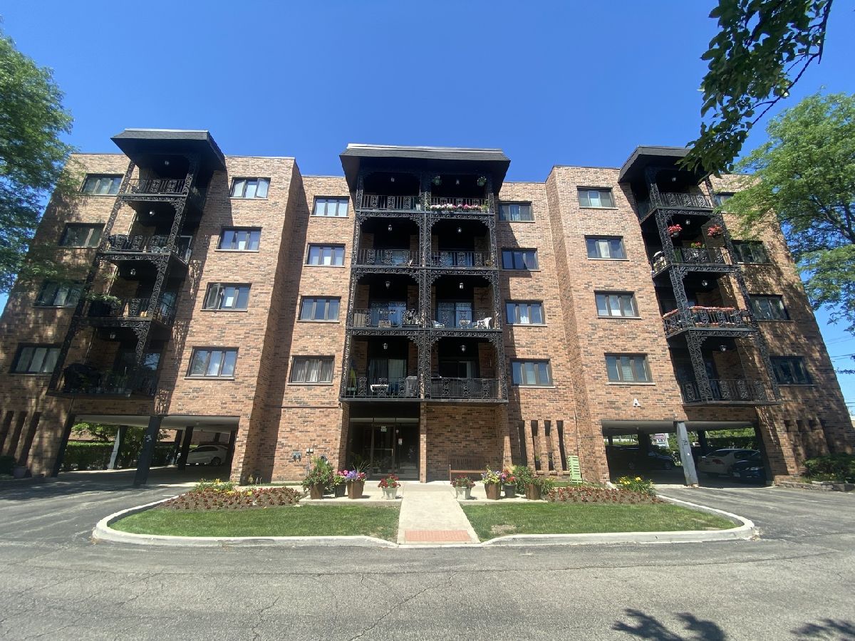Condominiums For Sale Landings Des Plaines Illinois, 9375 Landings Lane