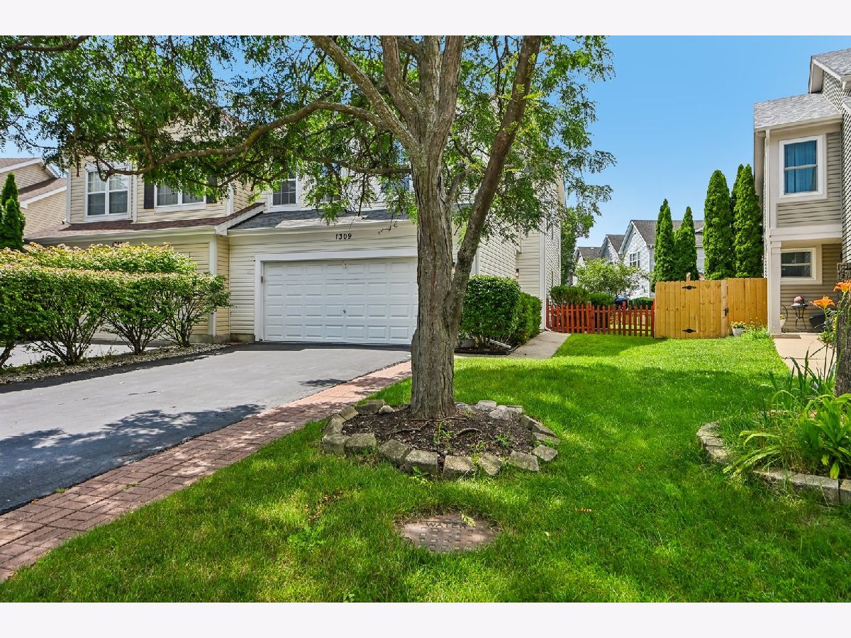 Townhomes & Condos & Homes For Sale Lakewood Village Mundelein Illinois, 1309 Newport Street