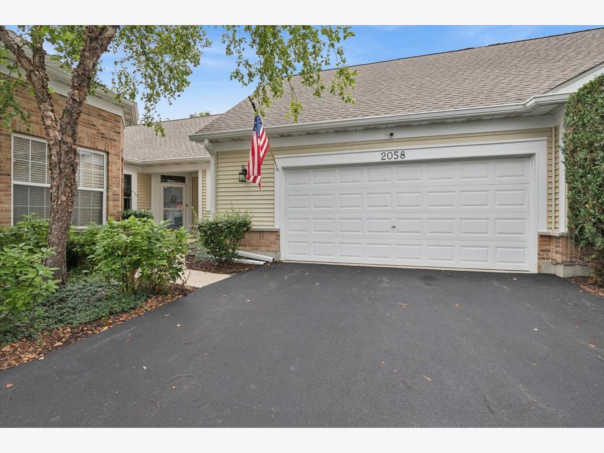  For Sale Grayslake Illinois, 2058 Carillon Drive