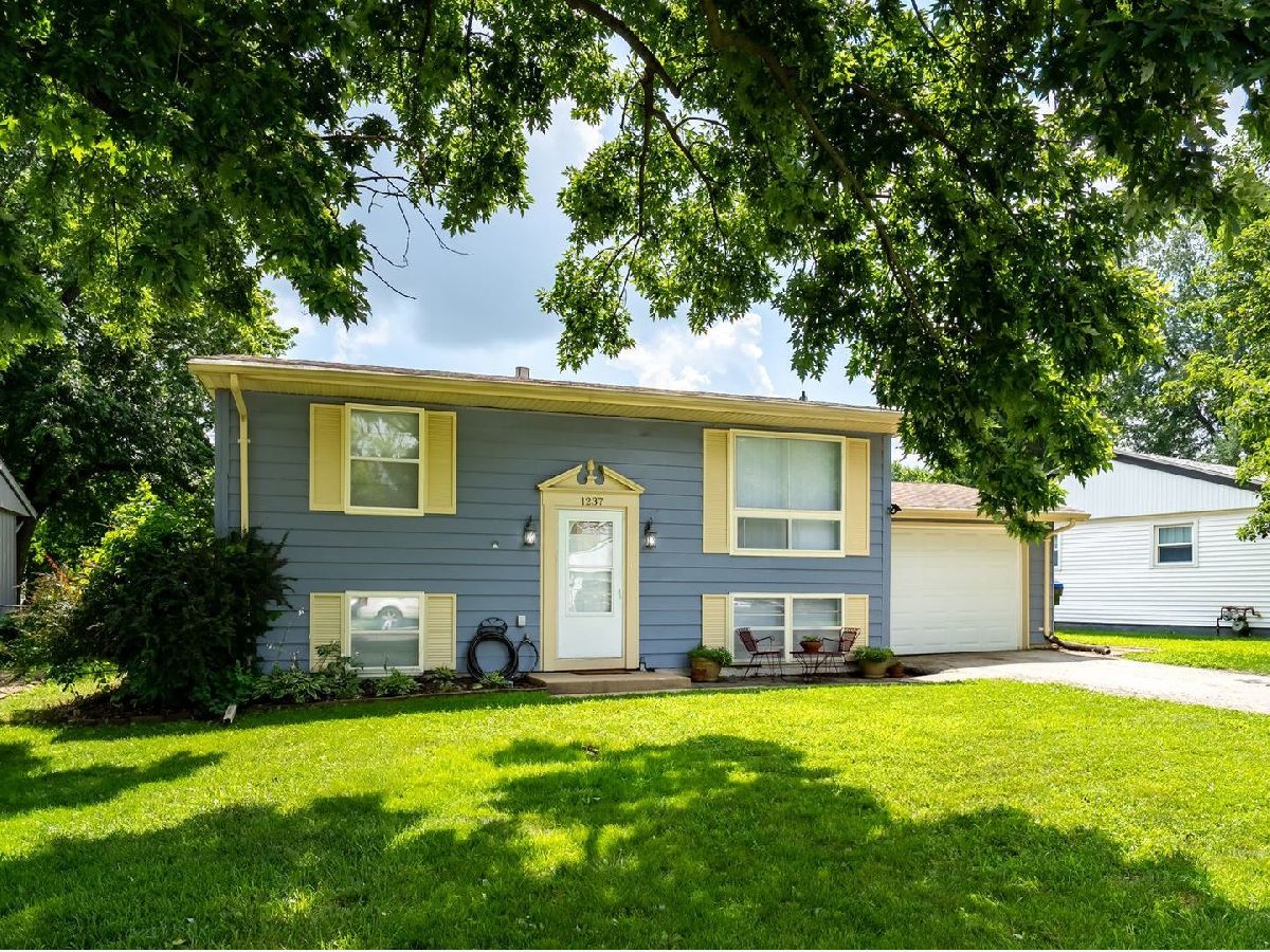 Homes & Condos & Townhomes For Sale Holiday Knolls Bloomington Illinois, 1237 Mount Vernon Drive