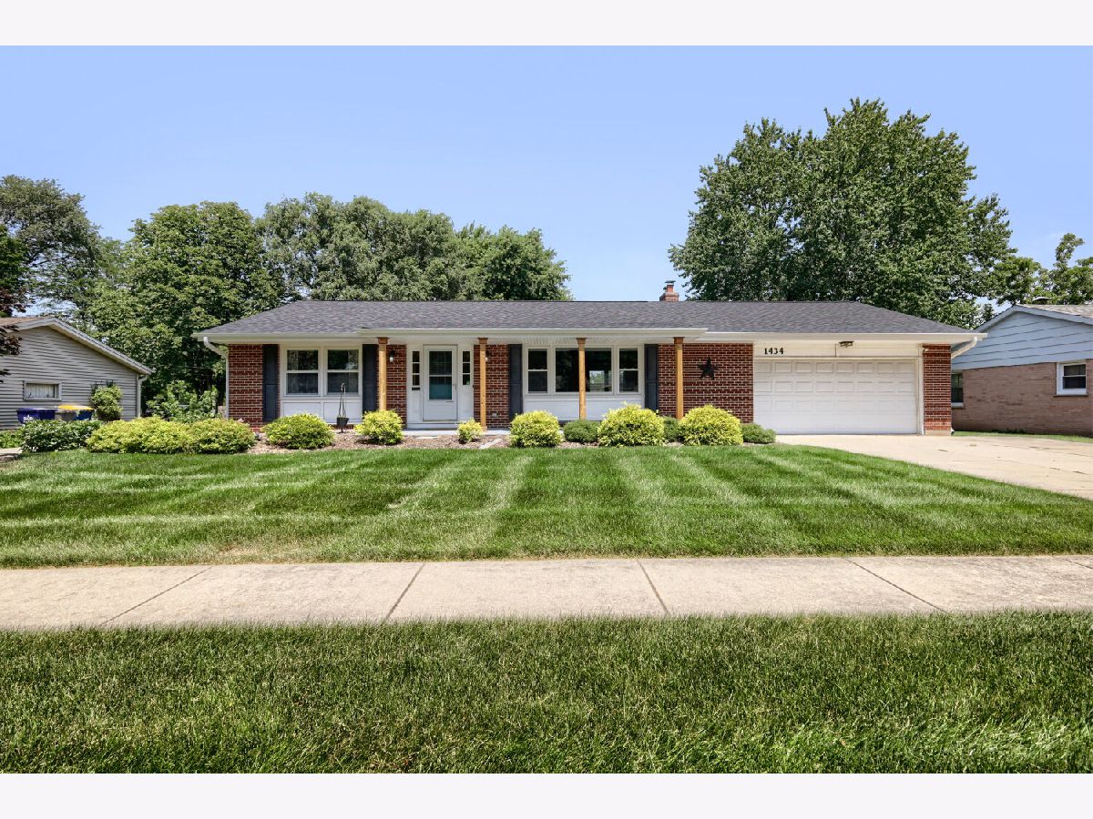 Homes & Condos & Townhomes For Sale Country Knolls North Elgin Illinois, 1434 Maple Lane