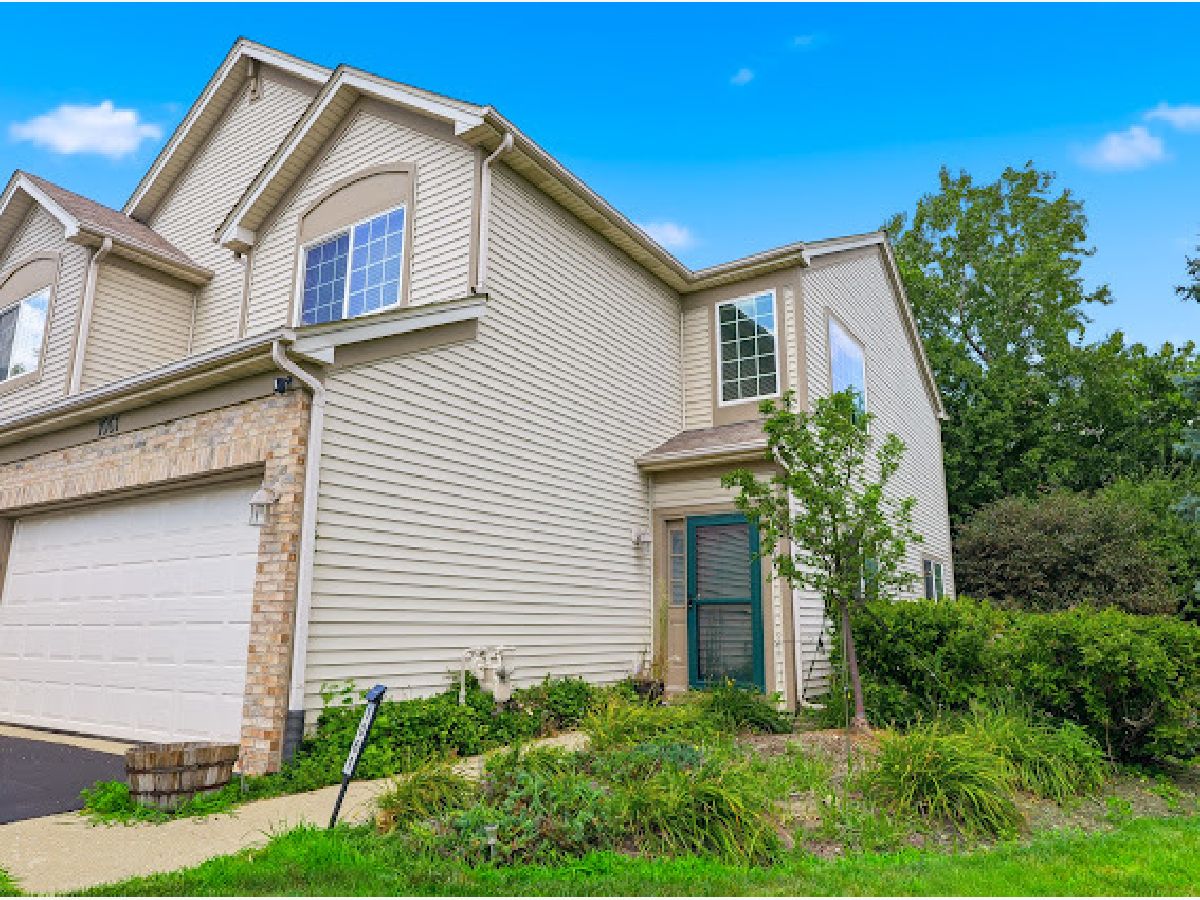 Townhomes & Condos For Sale Woodlands At Oakhurst North Aurora Illinois, 1061 Woodview Court