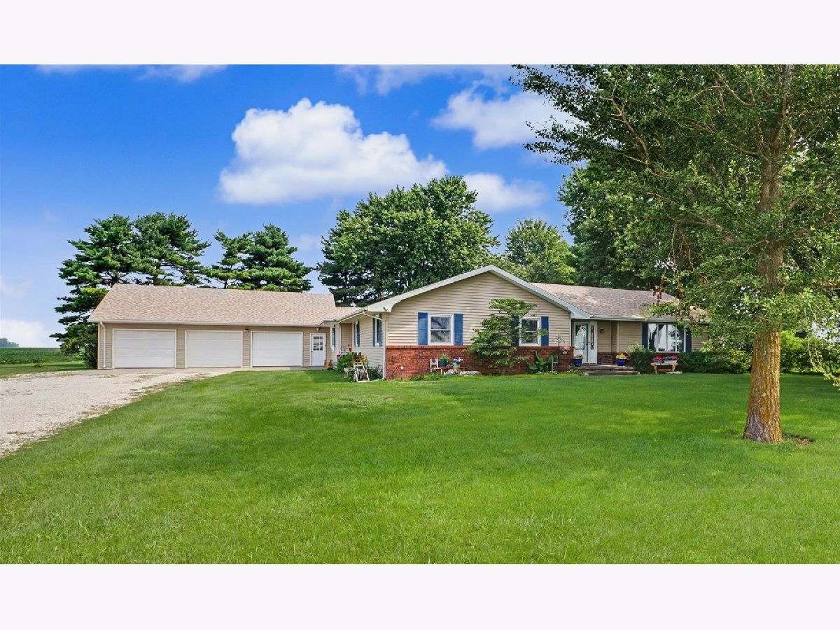  For Sale Fisher Illinois, 52 County Road 3000