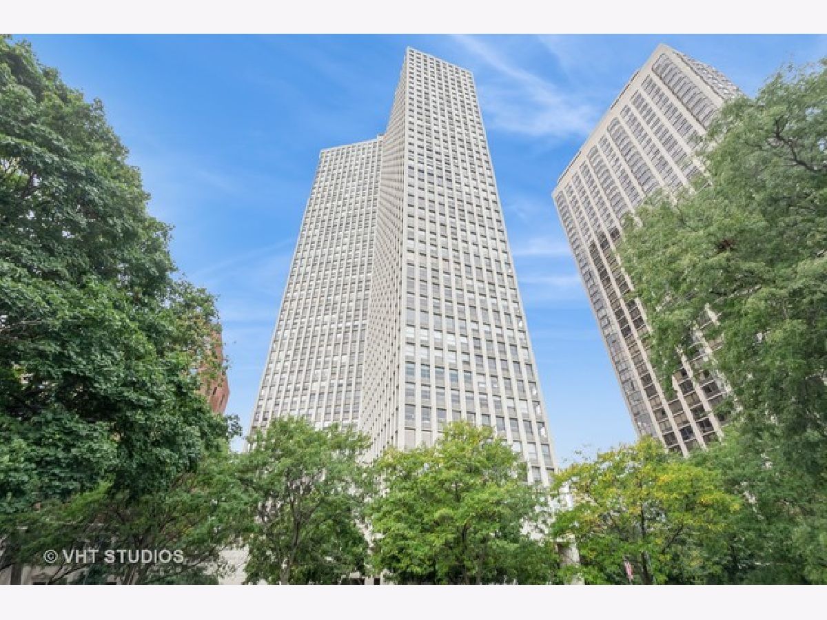  For Sale Chicago Illinois, 2626 Lakeview Avenue