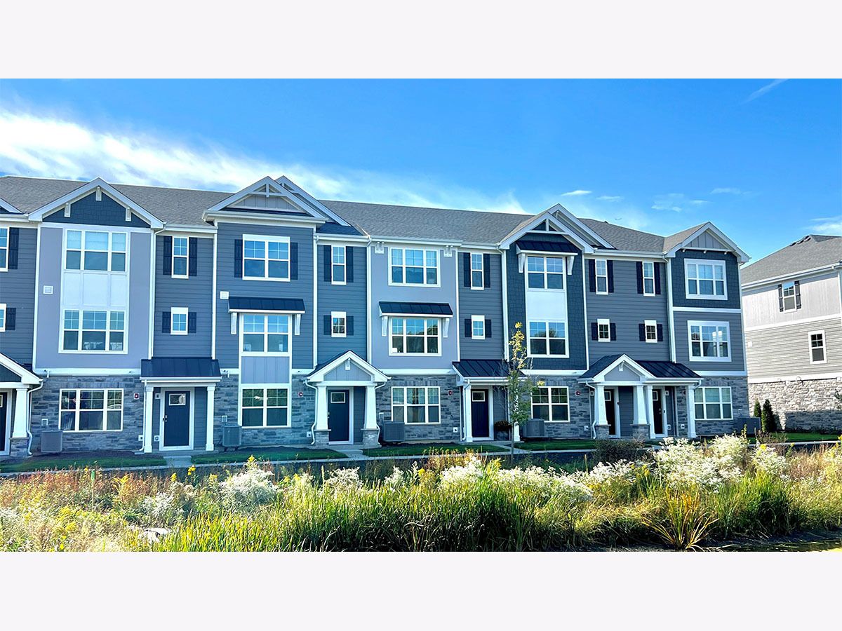 Condos & Townhomes For Sale Charlestowne Lakes St Charles Illinois, 424 Lakeshore Court