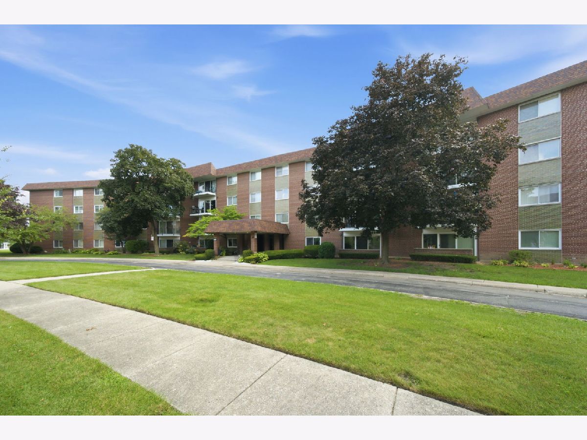Condominiums & Homes For Sale Green Acres Arlington Heights Illinois, 1025 Fernandez Avenue