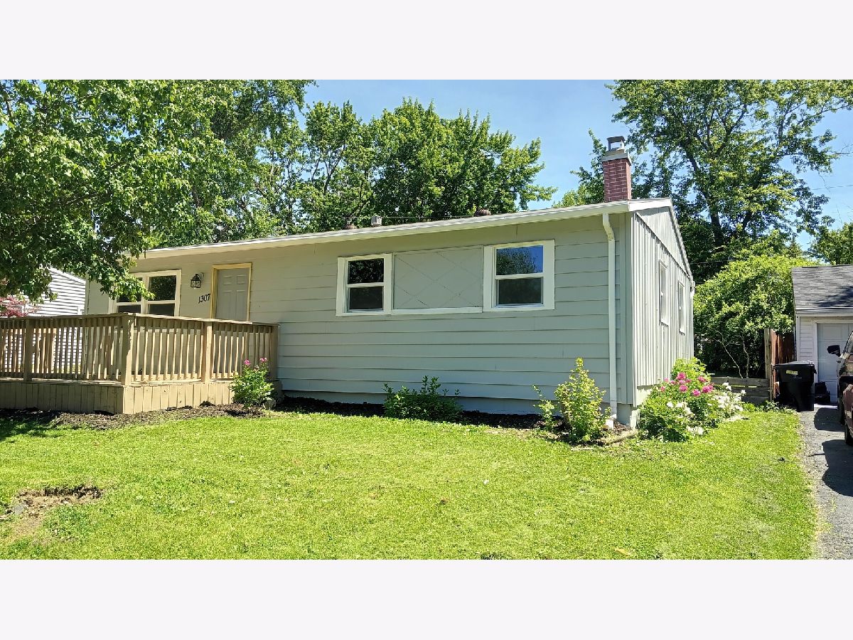 Homes & Condos & Townhomes For Sale Holiday Knolls Bloomington Illinois, 1307 Glenwood Road