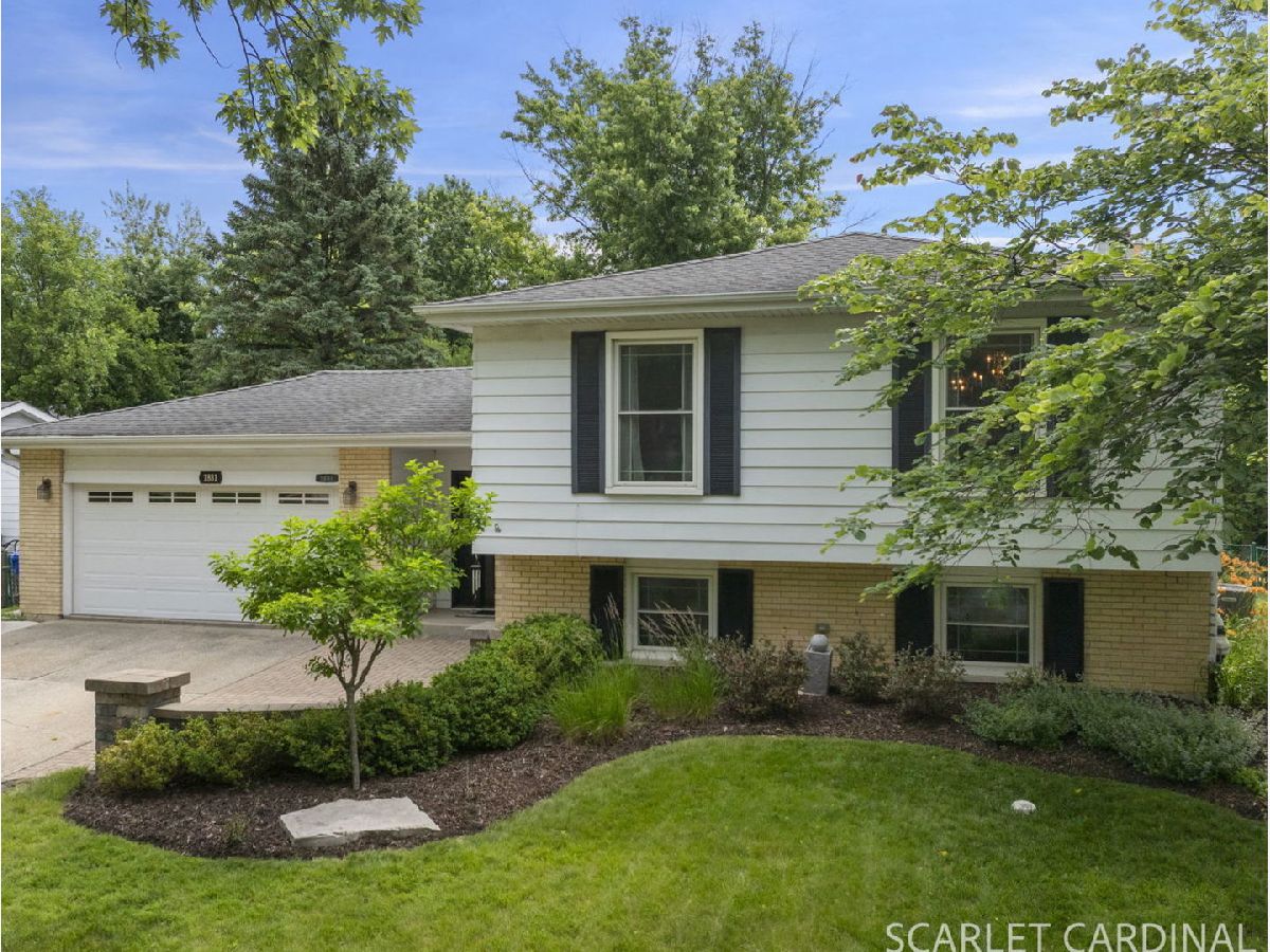 Homes & Townhomes & Condos For Sale Briarcliffe Wheaton Illinois, 1881 Cambridge Lane