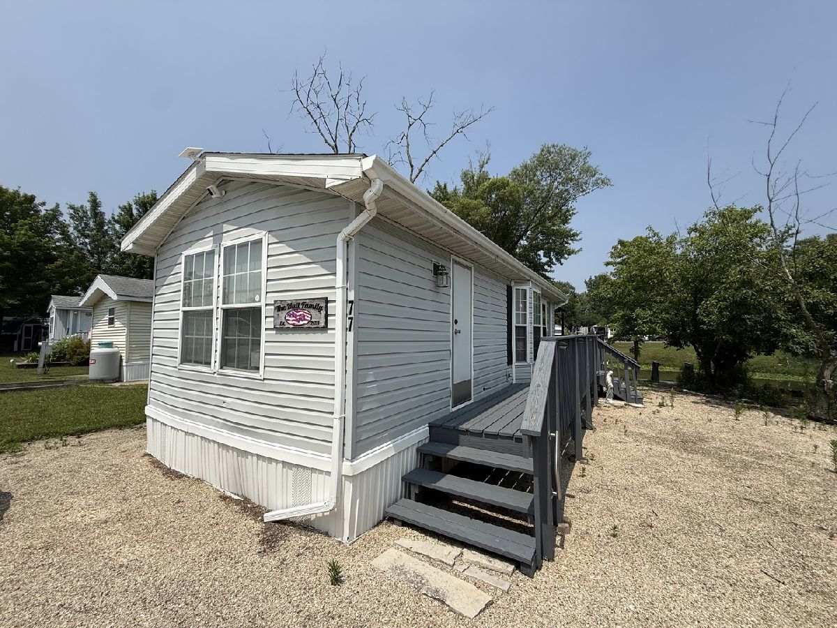  For Sale Wilmington Illinois, 77 Dinosaur Road