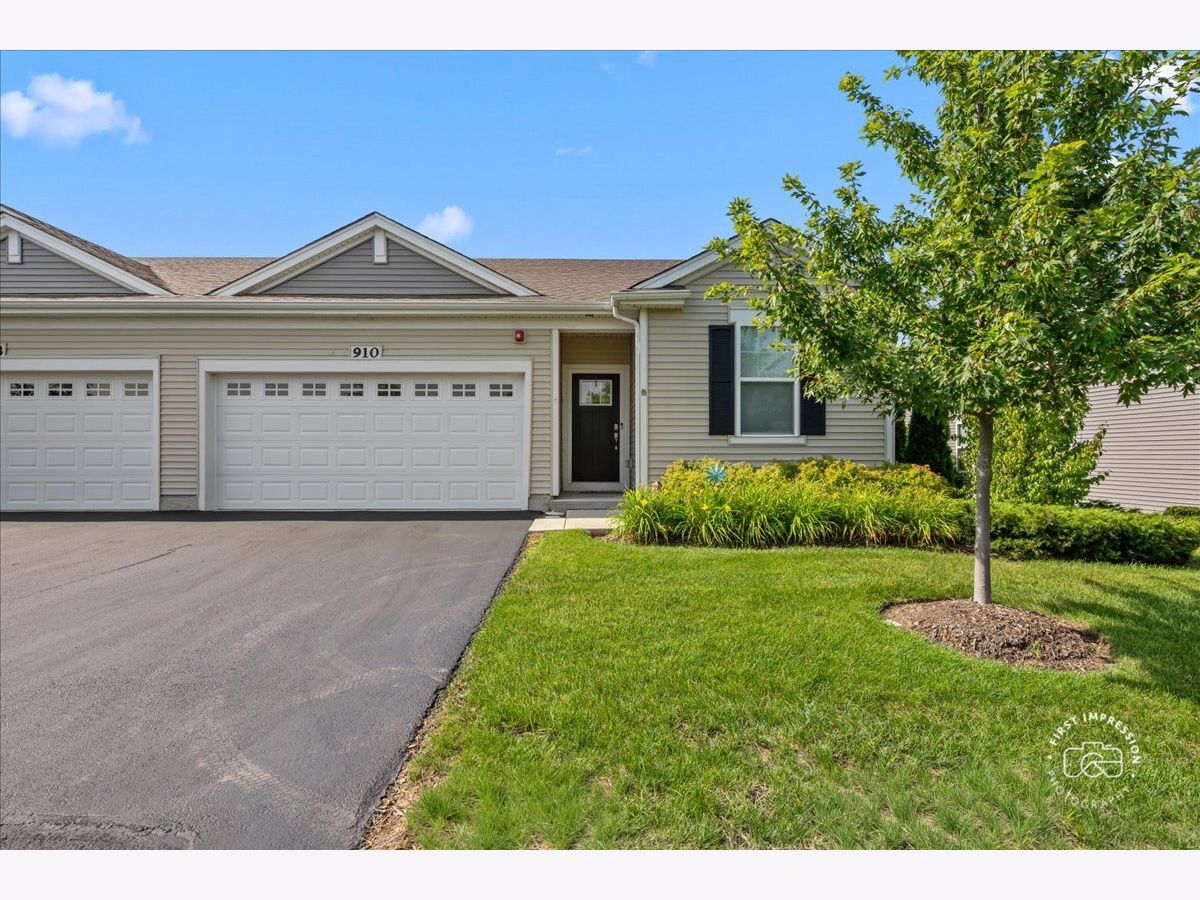  For Sale North Aurora Illinois, 910 Darwin Street