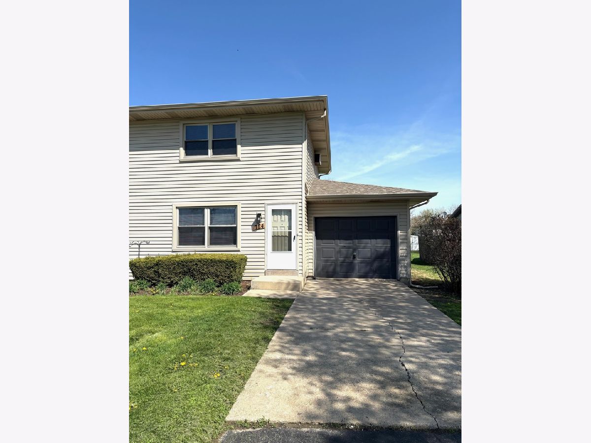  Rented Montgomery Illinois, 724 Oakton