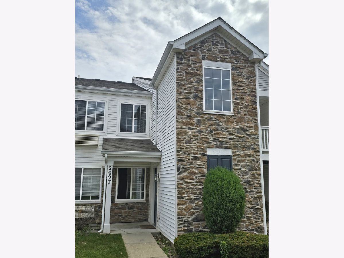  For Sale Carpentersville Illinois, 2027 Silverstone Drive