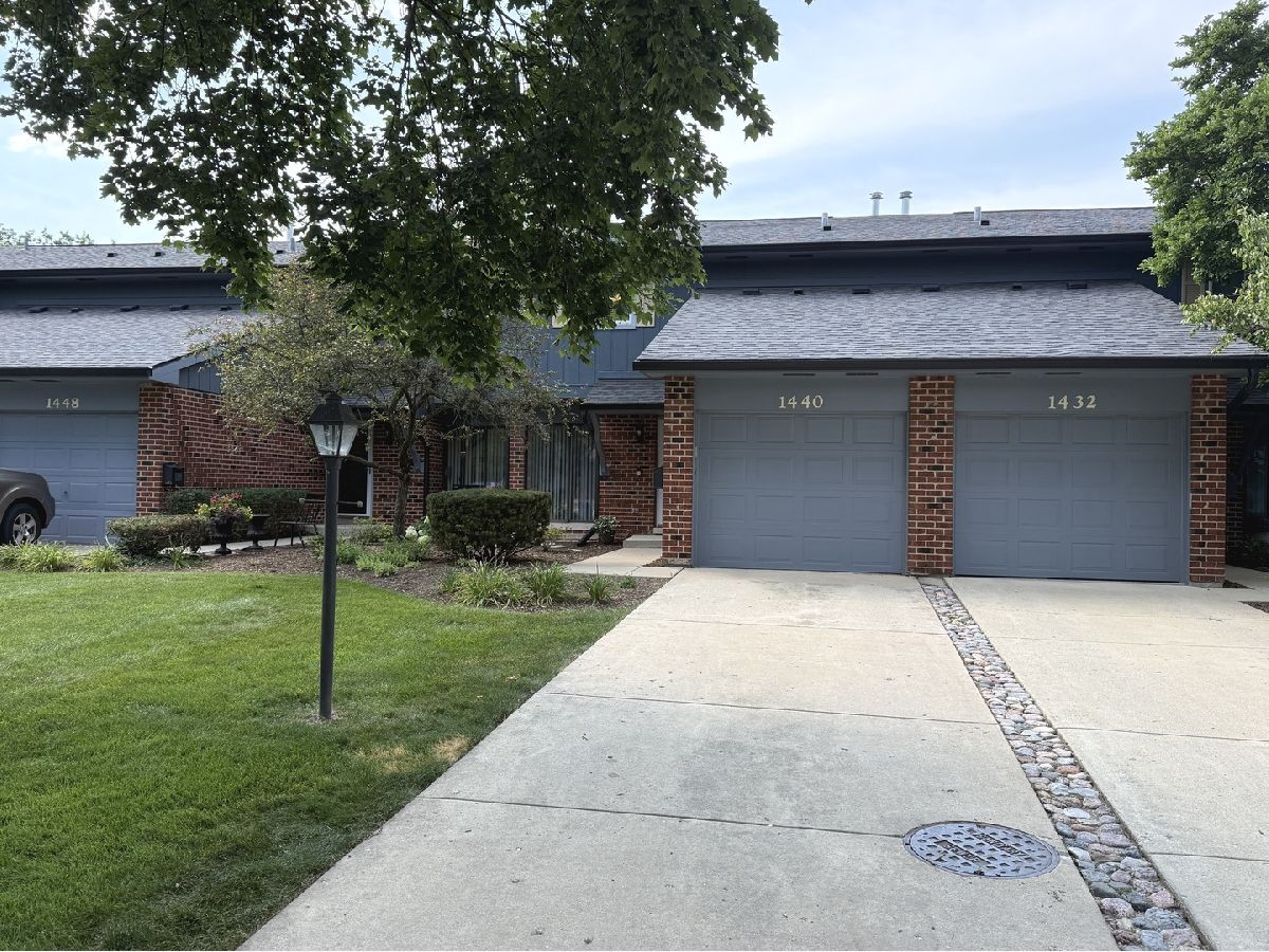 Townhomes & Condos & Homes For Sale Briarcliffe West Wheaton Illinois, 1440 Blackburn Street