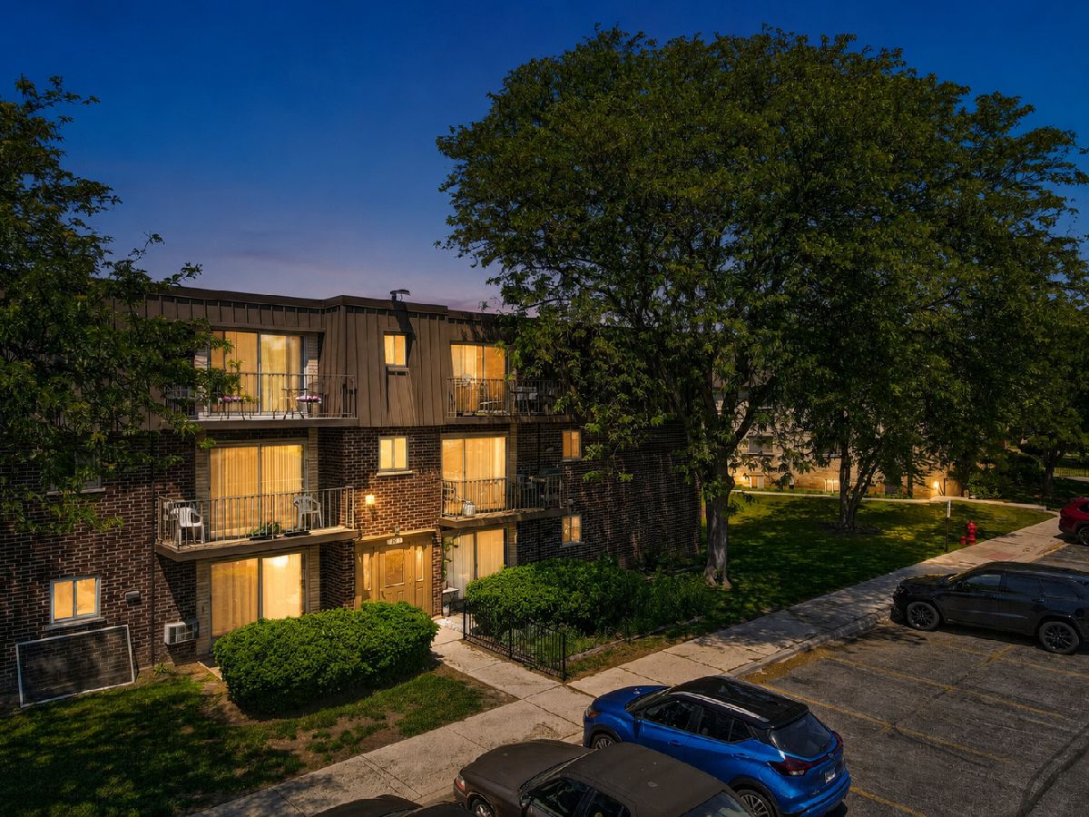  For Sale Wheeling Illinois, 571 Fairway View Drive