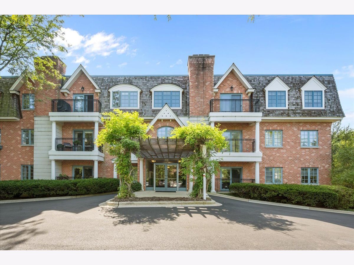Condominiums For Sale Laurel Place Lake Forest Illinois, 153 Laurel Avenue