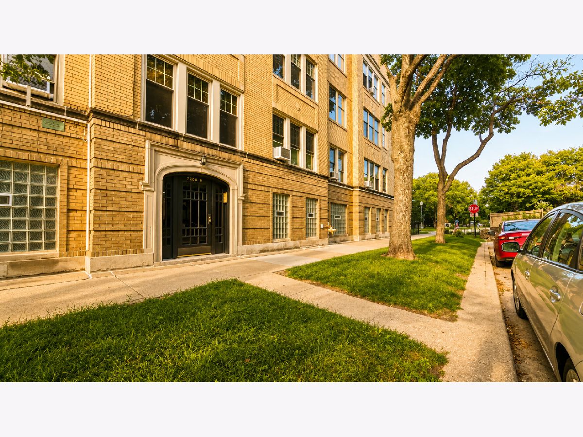  For Sale Chicago Illinois, 2208 Winnemac Avenue