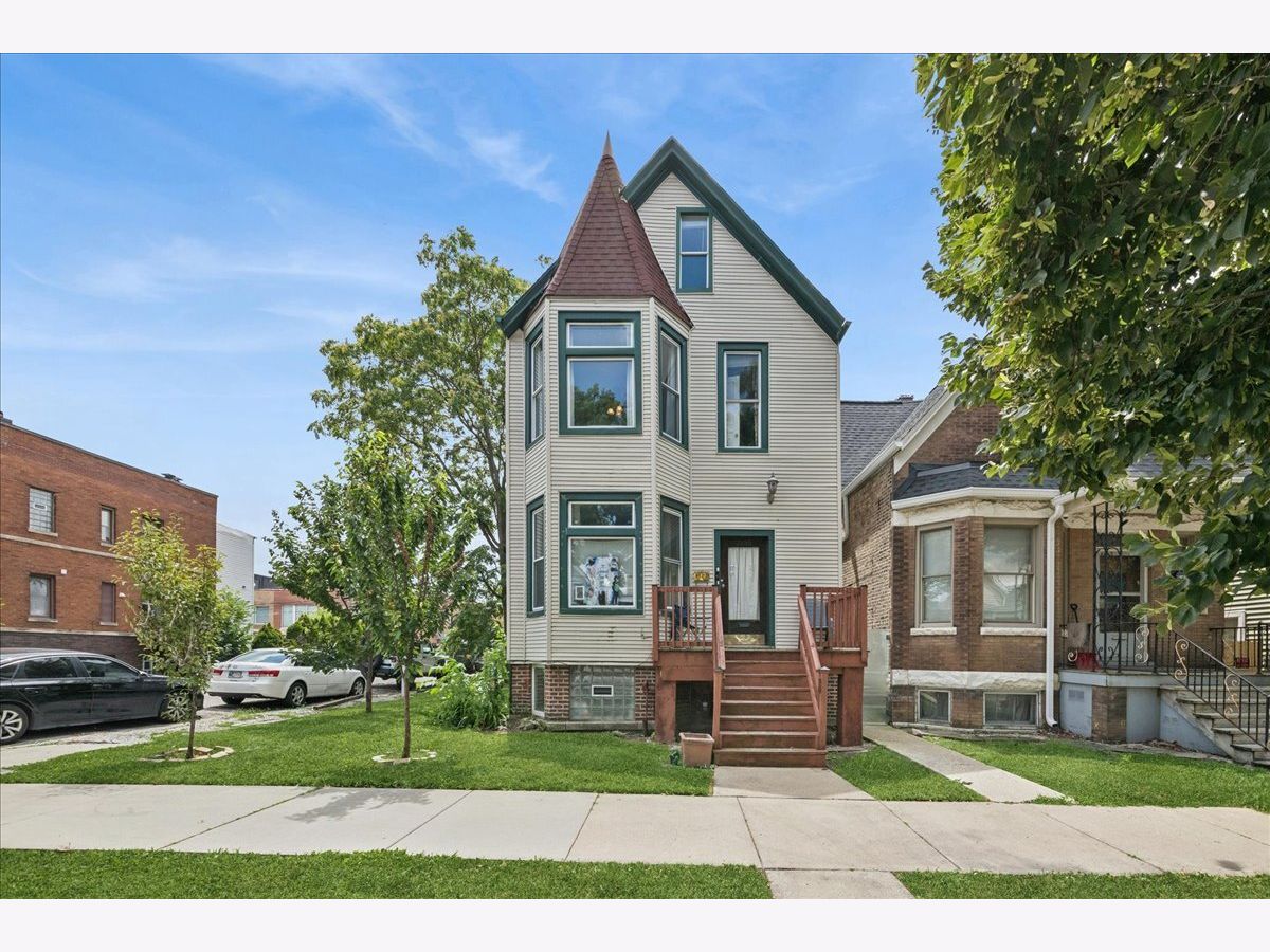  For Sale Chicago Illinois, 2835 Wellington Avenue