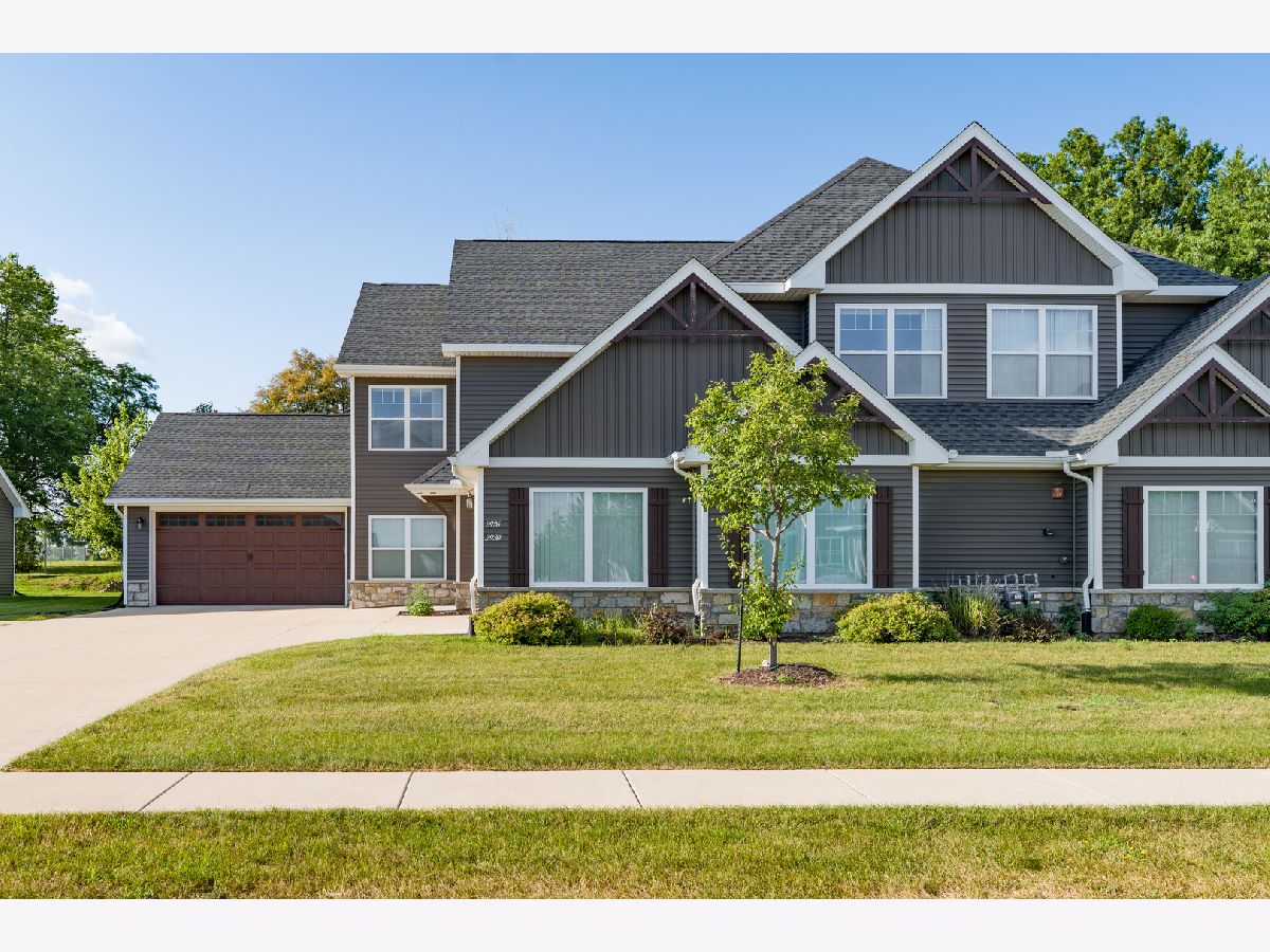 Condos & Townhomes & Homes For Sale Forest Grove Crossing Bettendorf Iowa, 2926 Shanes Way