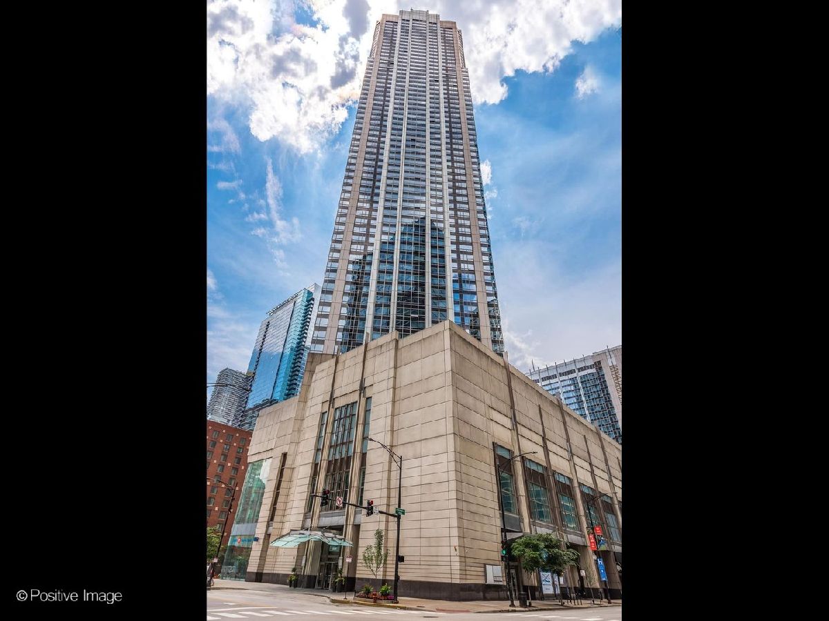  For Sale Chicago Illinois, 512 Mcclurg Court