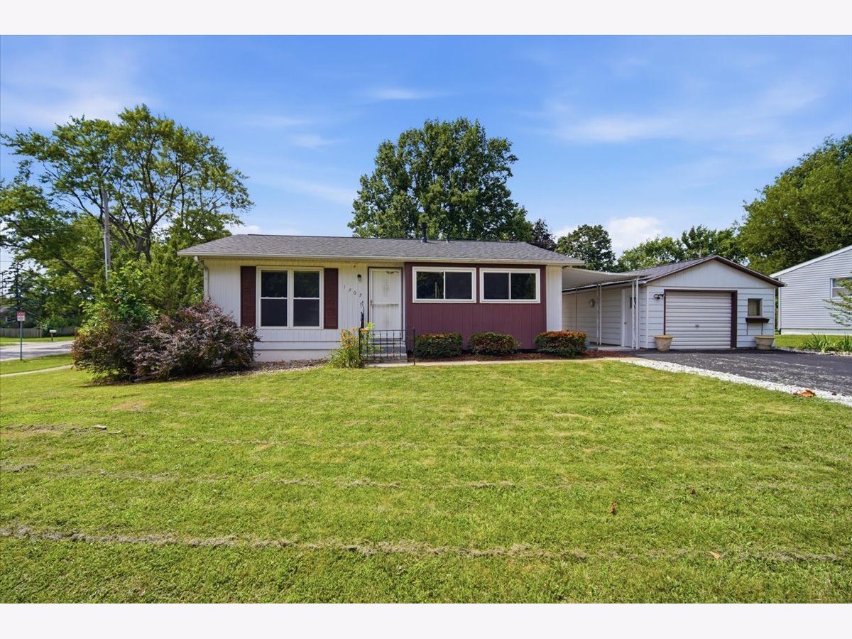 Homes & Condos & Townhomes For Sale Holiday Knolls Bloomington Illinois, 1302 Pinehurst Drive