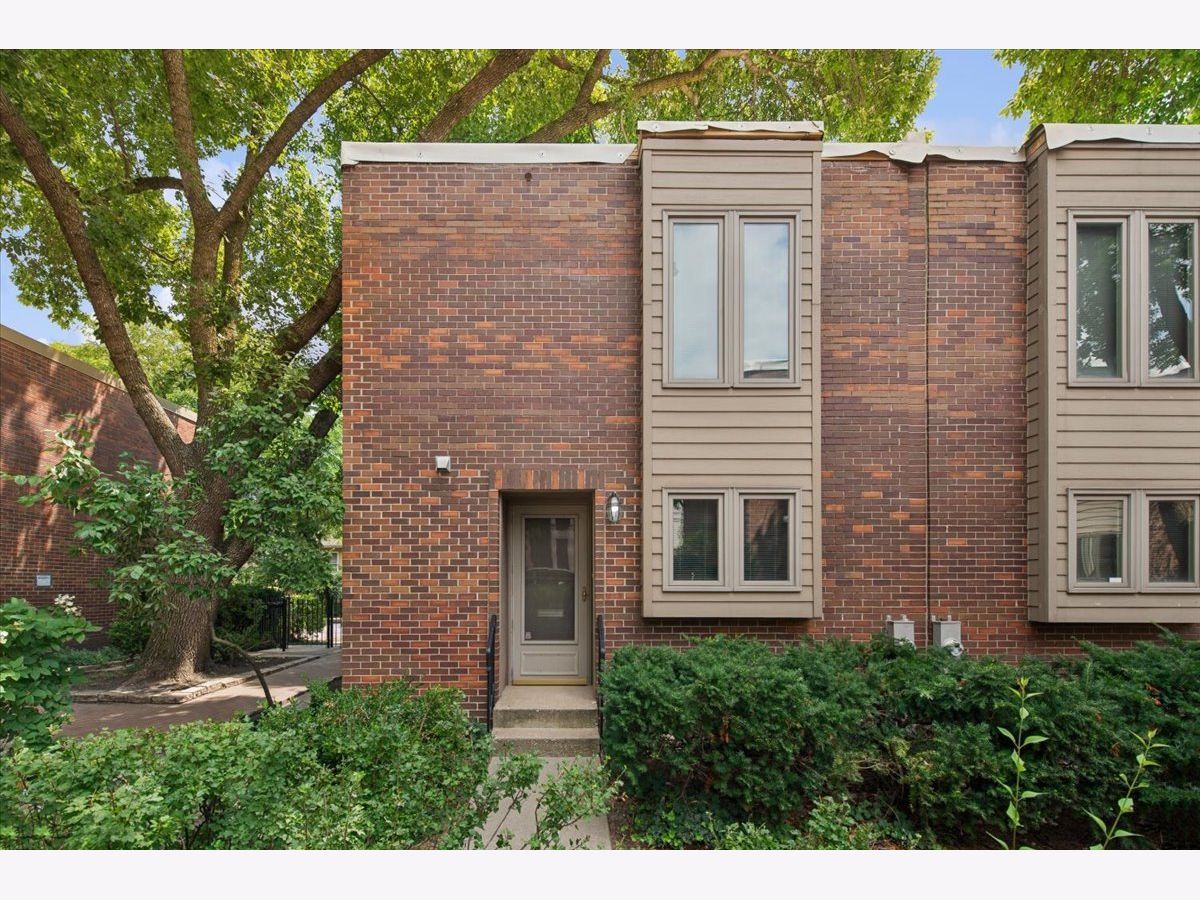  For Sale Chicago Illinois, 1926 Larrabee Street