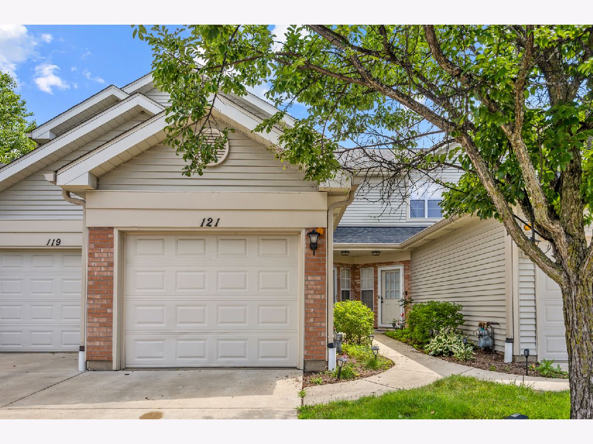  For Sale Glendale Heights Illinois, 121 Golfview Drive