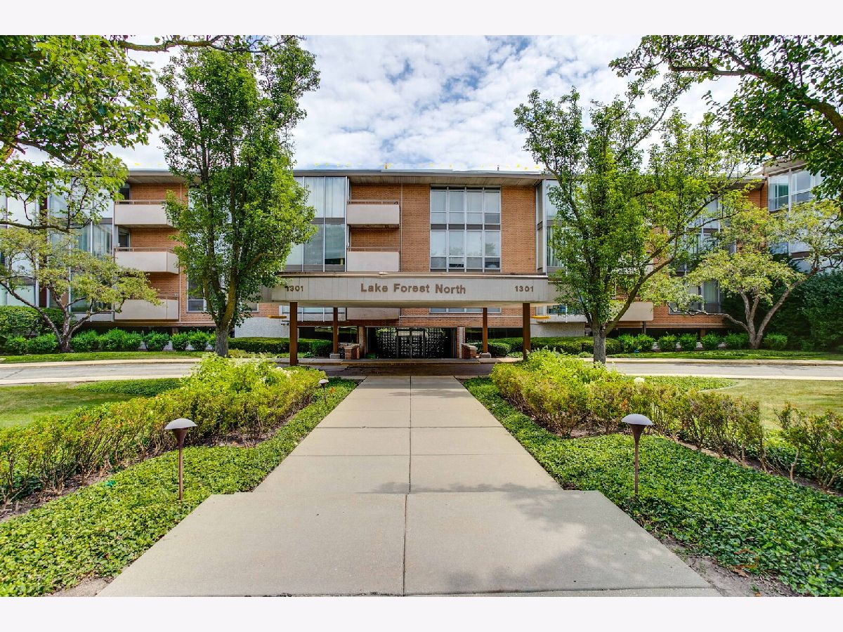 Condominiums For Sale Lake Forest North Lake Forest Illinois, 1301 Western Avenue