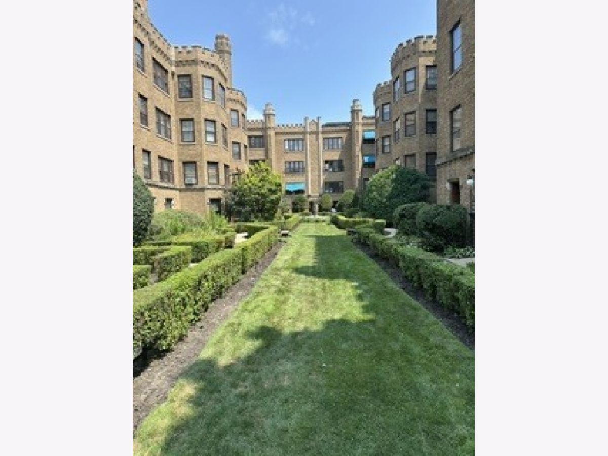 Condominiums For Sale Park Castle Chicago Illinois, 2432 Greenleaf Avenue