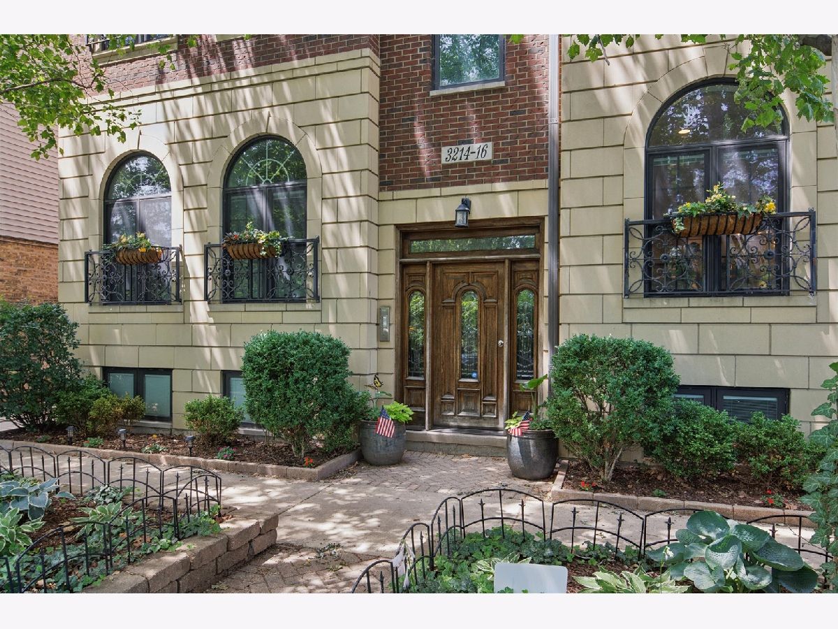  For Sale Chicago Illinois, 3216 Ravenswood Avenue