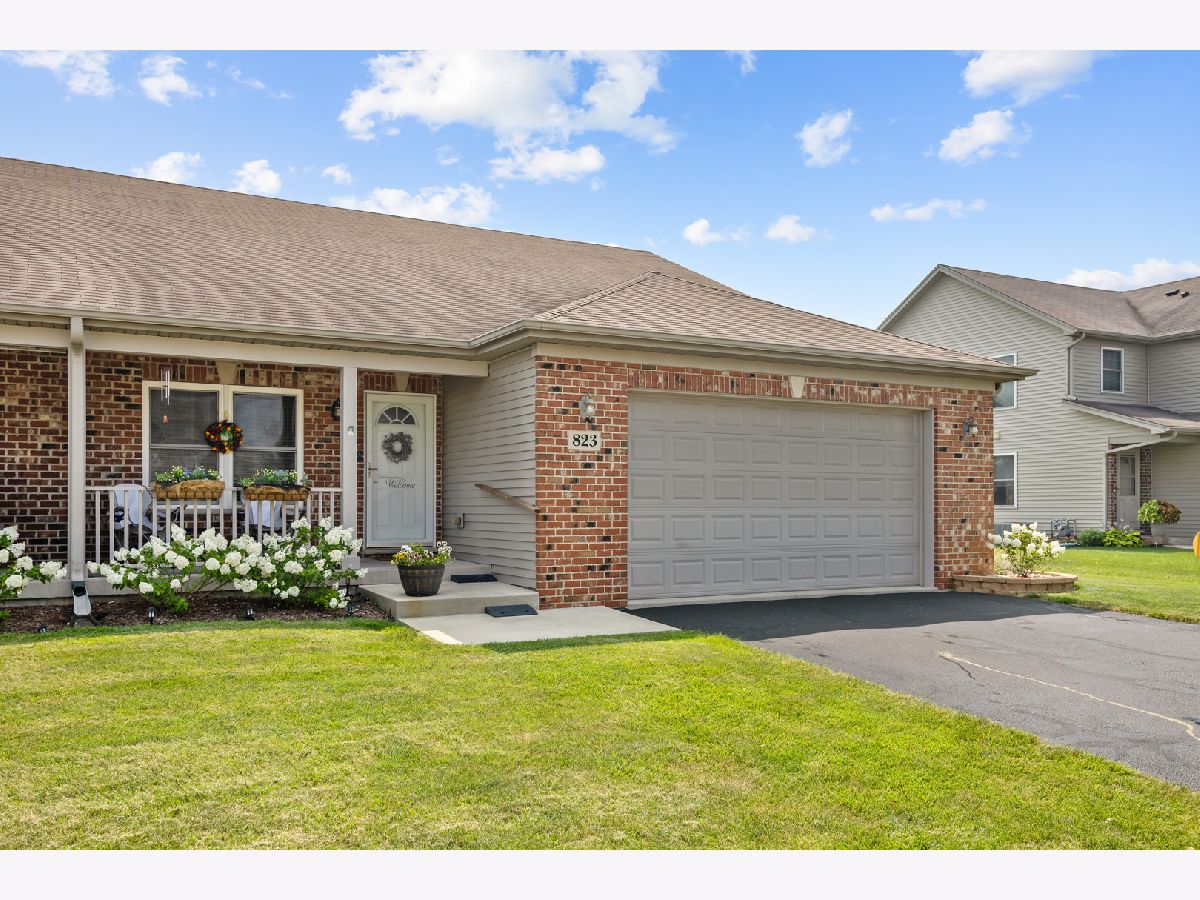 Homes & Condos & Townhomes For Sale Hampshire Highlands Hampshire Illinois, 823 Karen Drive