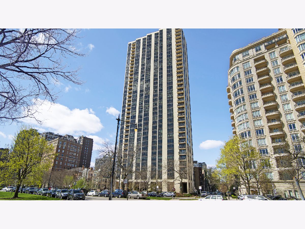  For Sale Chicago Illinois, 2500 Lakeview Avenue