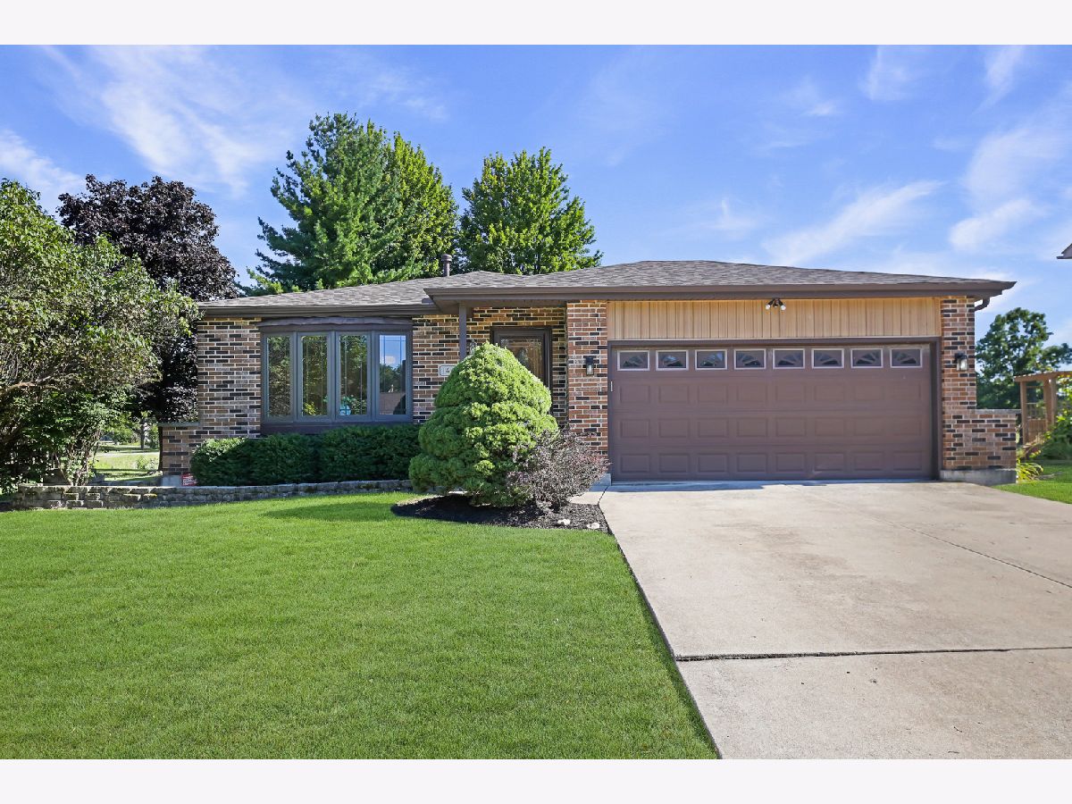Homes For Sale Indian Crossing Bolingbrook Illinois, 1447 Comanche Drive