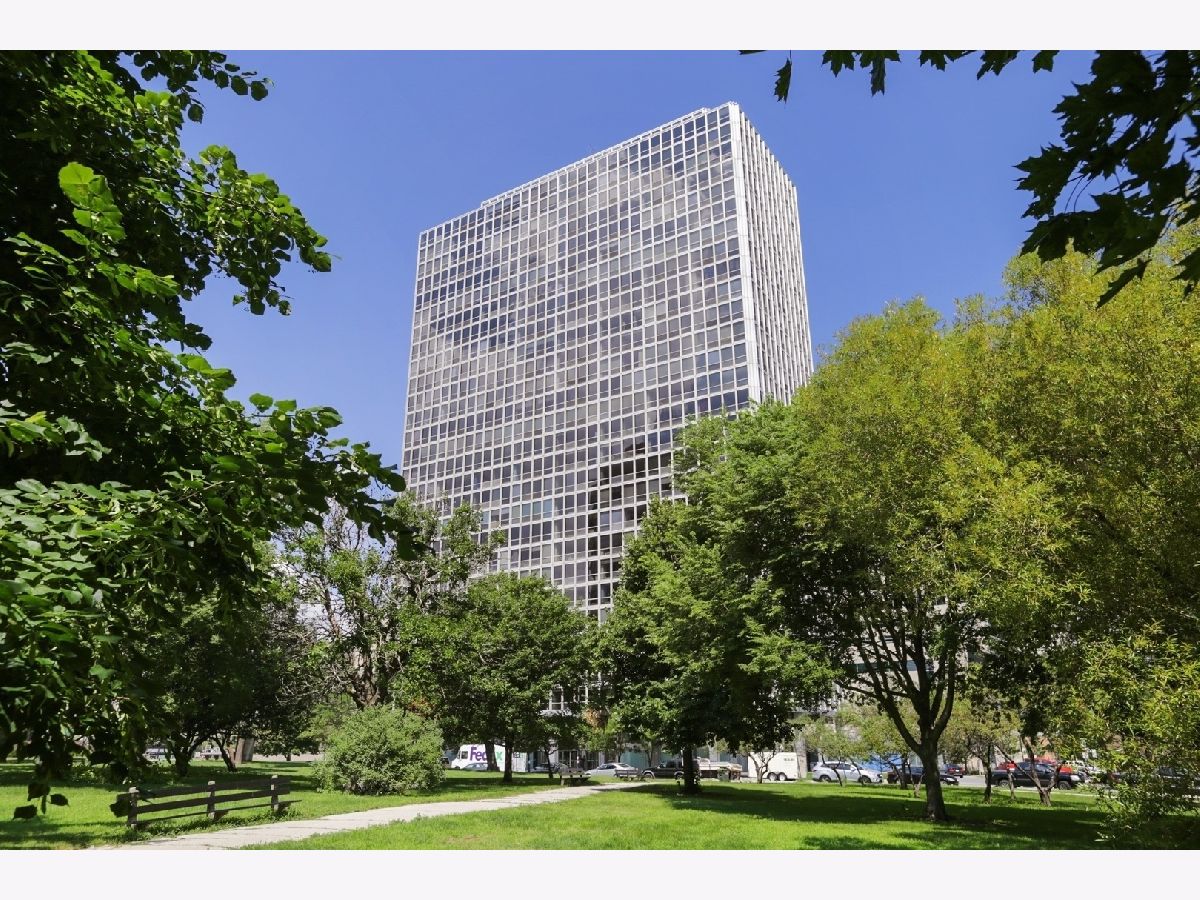 Condominiums For Rent Commonwealth Plaza Chicago Illinois, 330 Diversey