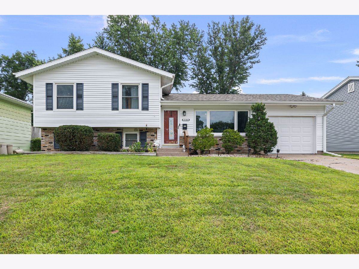 Homes For Sale Greenbrier Bettendorf Iowa, 3121 Greenbrier Drive