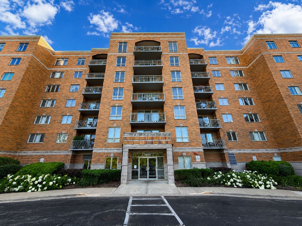 Condominiums For Sale Eagle Point Niles Illinois, 6807 Milwaukee Avenue