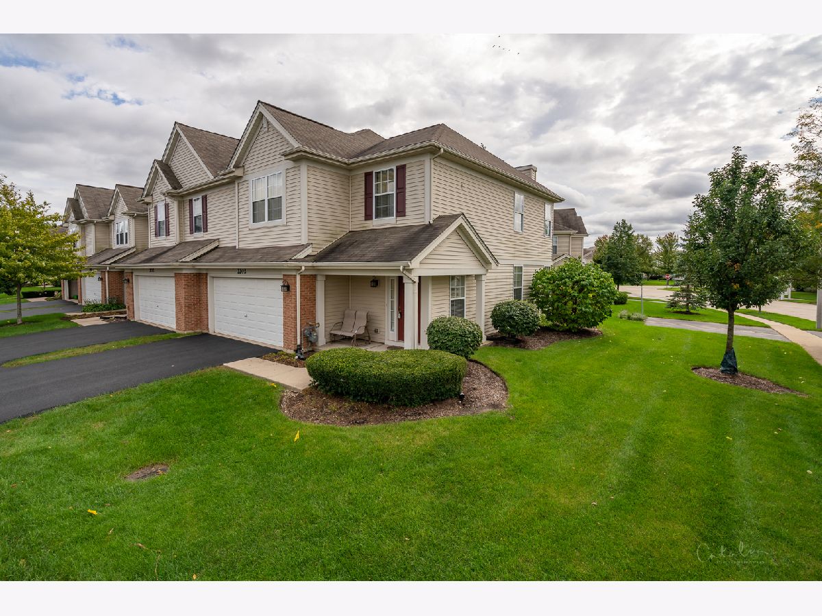 Townhomes & Condos For Sale Coventry Lake In The Hills Illinois, 2202 Claremont Lane