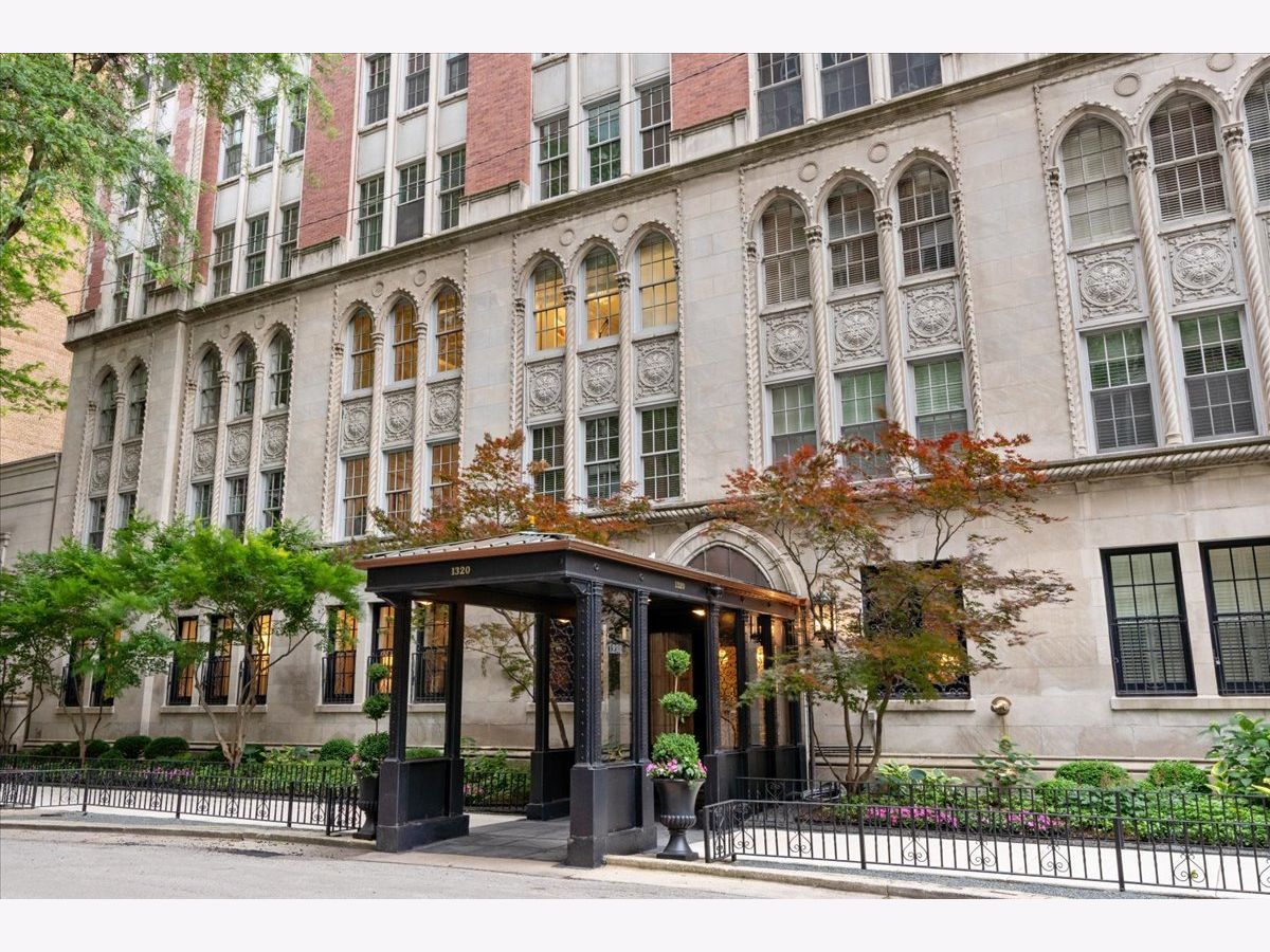  For Sale Chicago Illinois, 1320 State Parkway