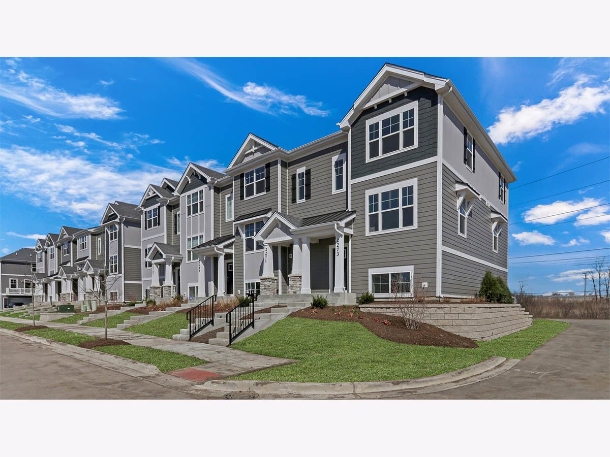 Condos & Townhomes For Sale The Townes At Oak Creek Mundelein Illinois, 2052 Yellowstone Boulevard