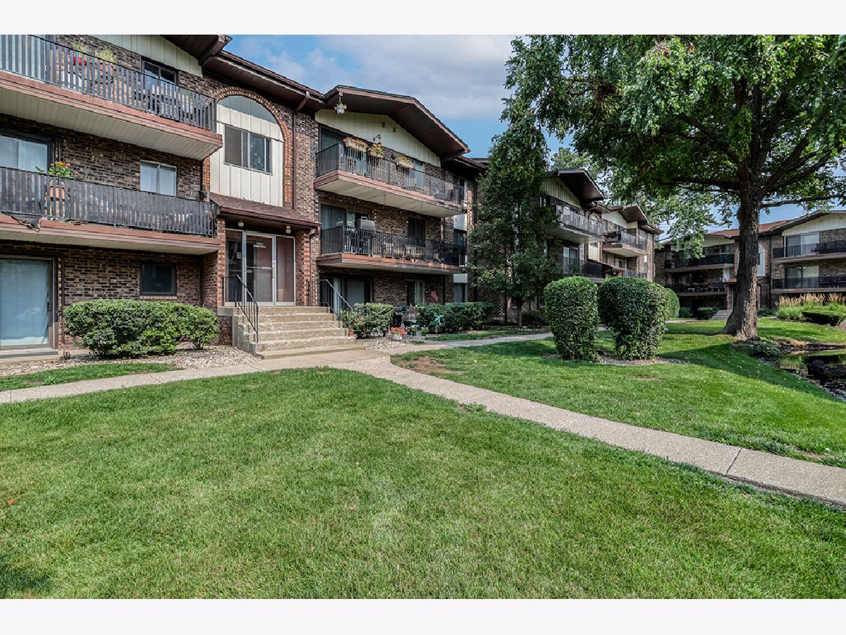 Condominiums For Sale Sandpiper South Crestwood Illinois, 13913 James Drive