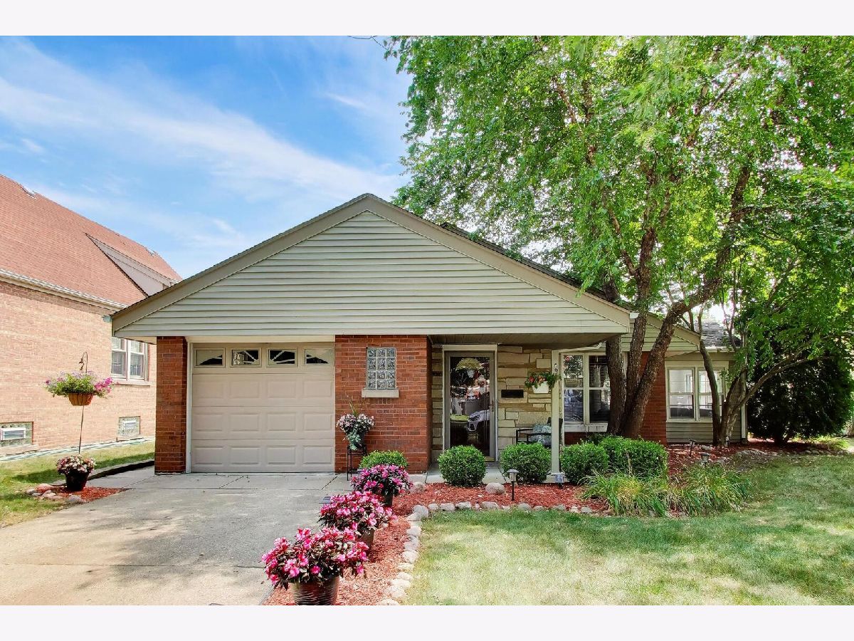  For Sale Evergreen Park Illinois, 9717 Avers Avenue