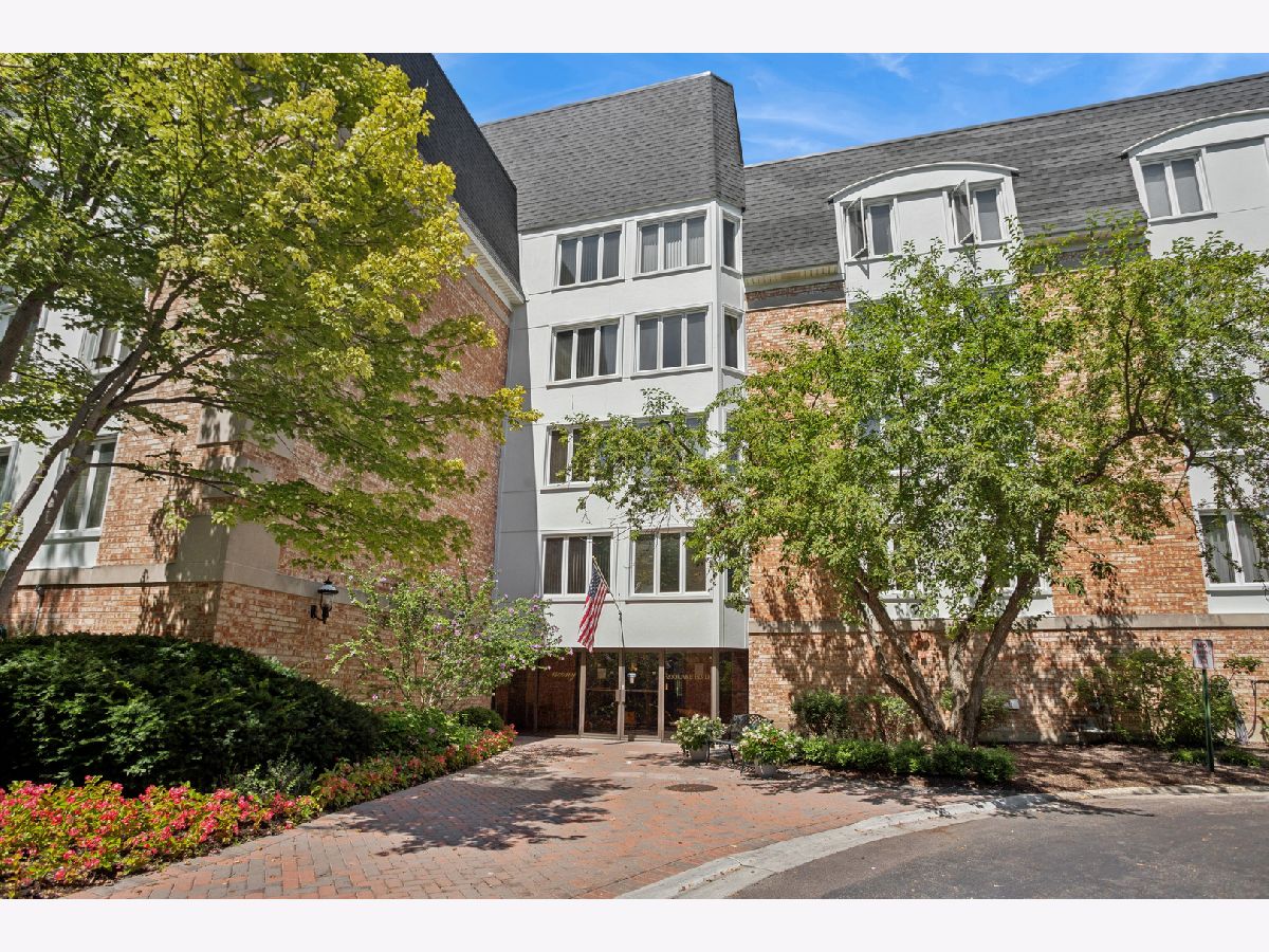 Condominiums For Sale Cambridge On The Lake Buffalo Grove Illinois, 200 Lake Boulevard