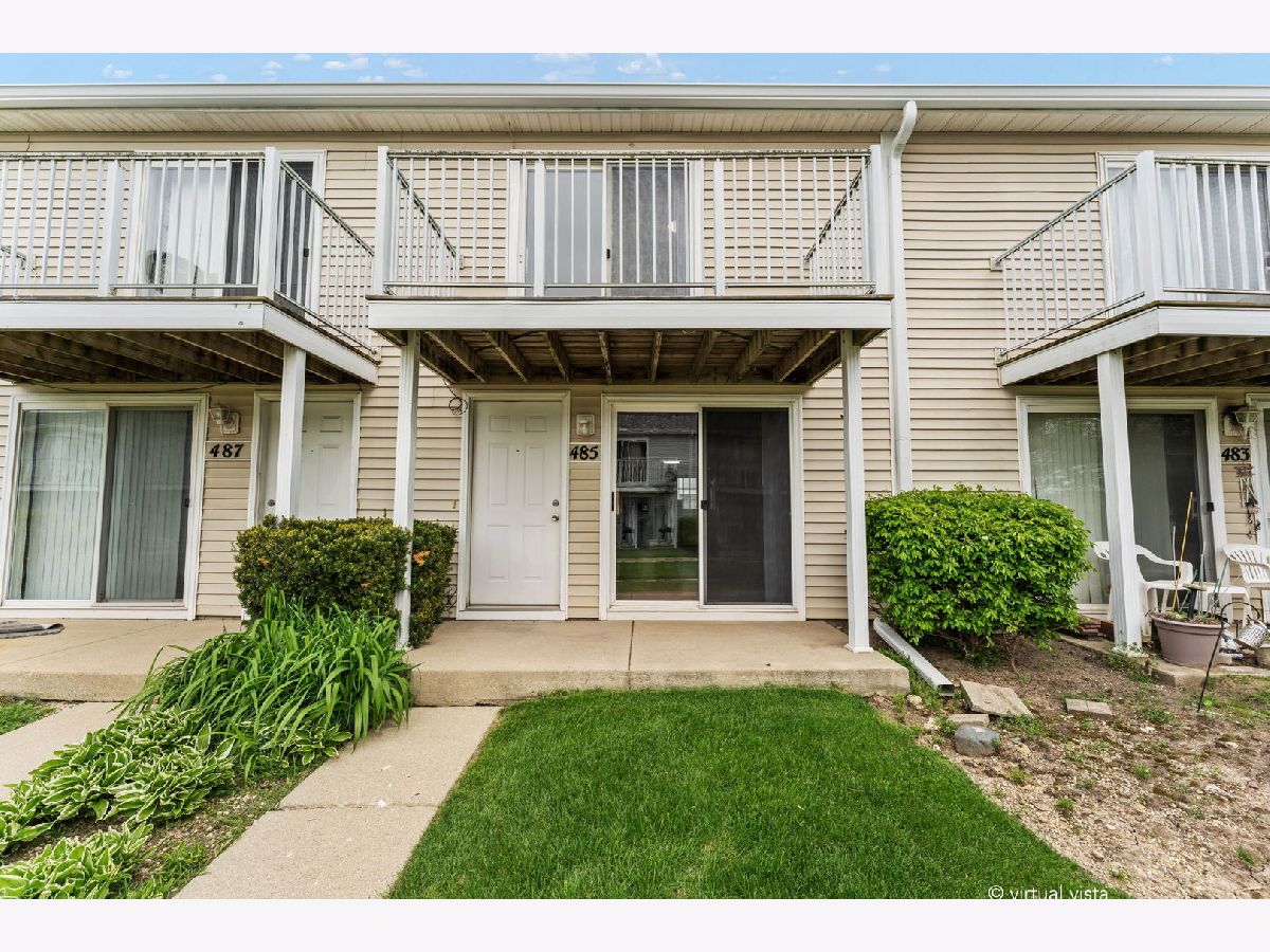 Townhomes & Condos For Sale Meadow Green Round Lake Beach Illinois, 485 Meadow Green Lane