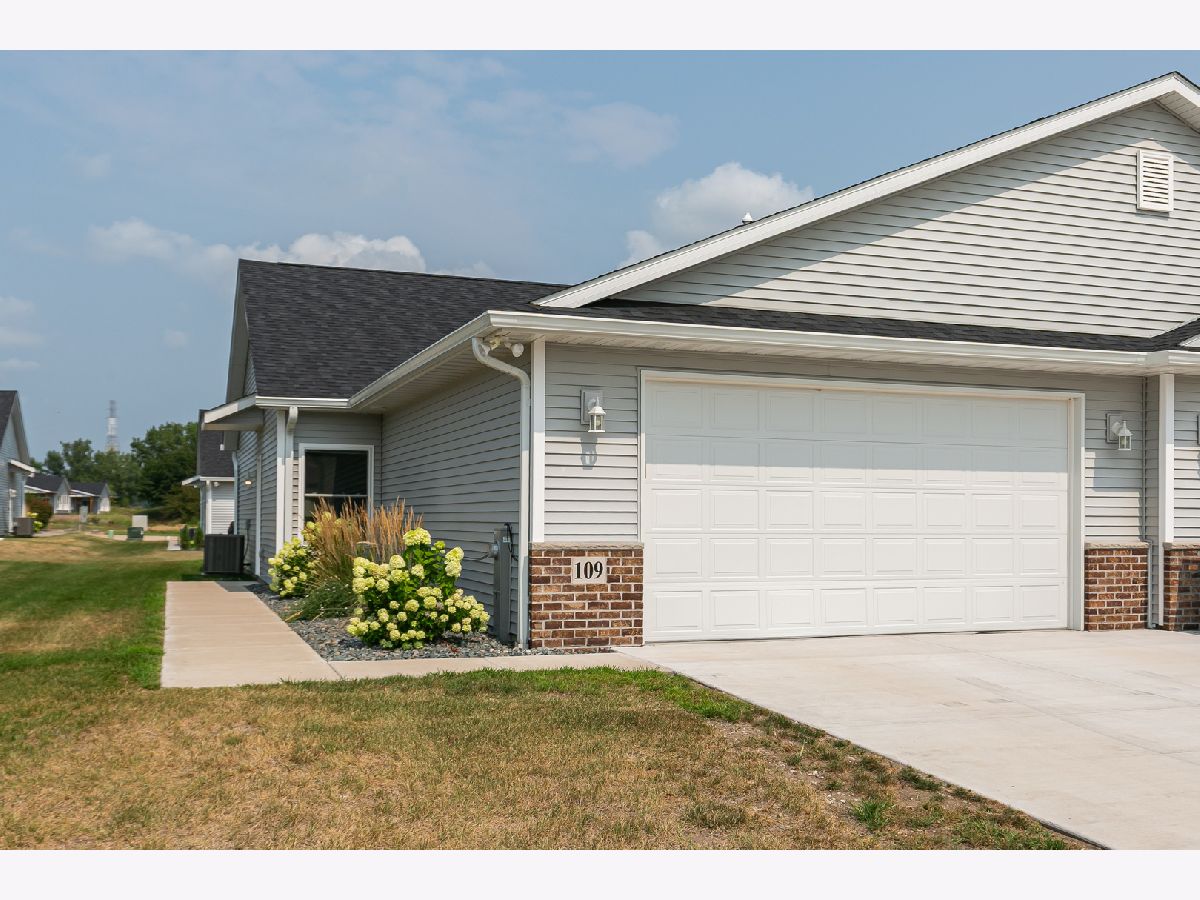  For Sale East Moline Illinois, 109 Beacon Harbor Circle