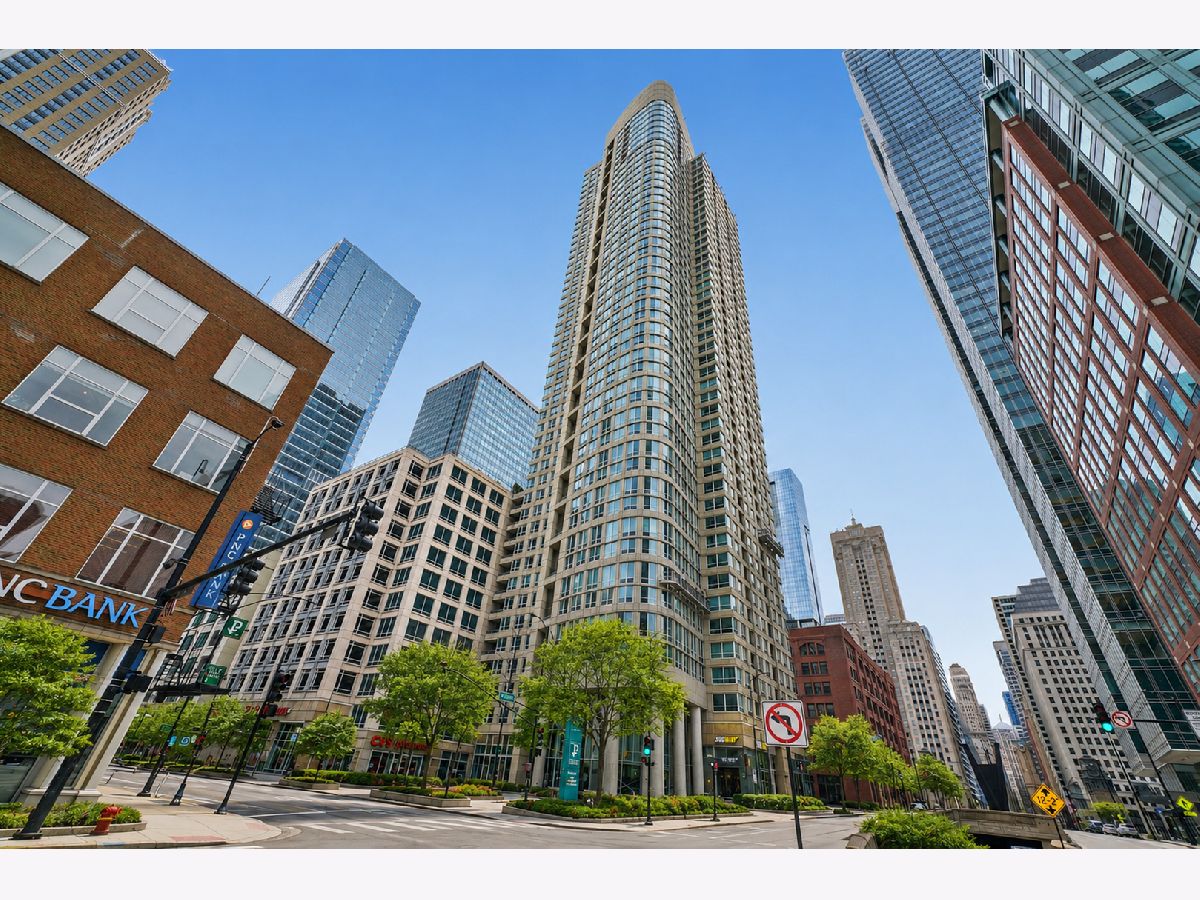  For Sale Chicago Illinois, 345 La Salle Drive