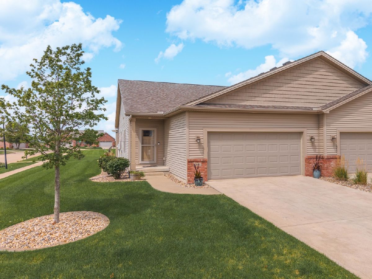 Condos & Townhomes & Homes For Sale Dunraven Bloomington Illinois, 1931 Glenbridge Road